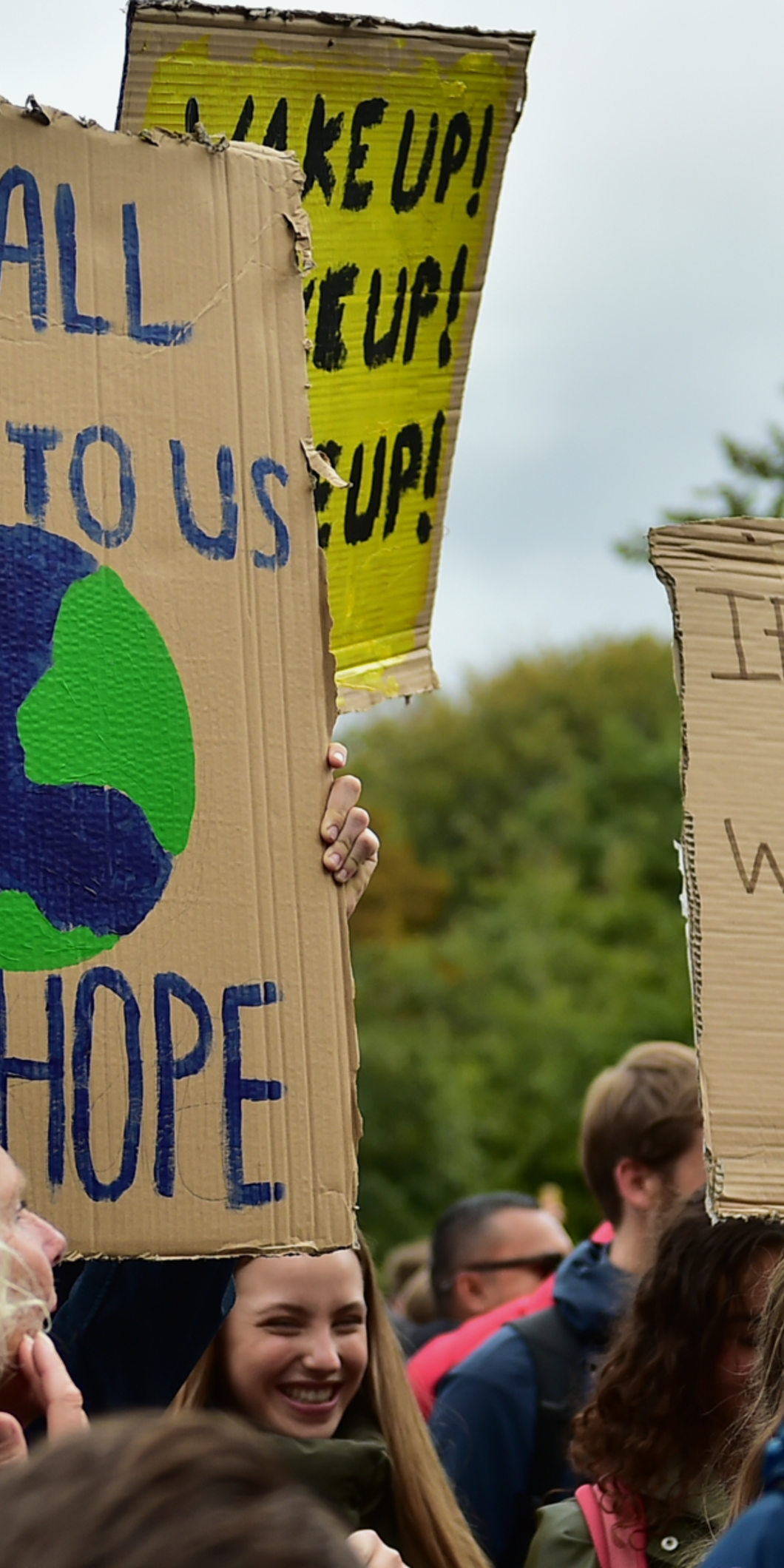 Klimaatdemonstranten met protestborden