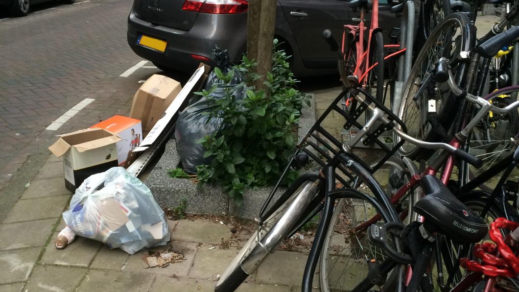 een typisch straatbeeld in de Pijp apijp-bew.jpg