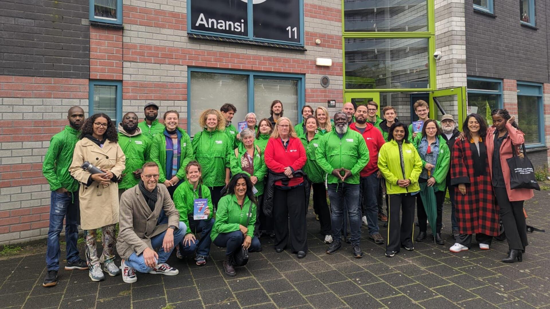 GroenLinksers en PvdAers huis aan huizen in zuidoost