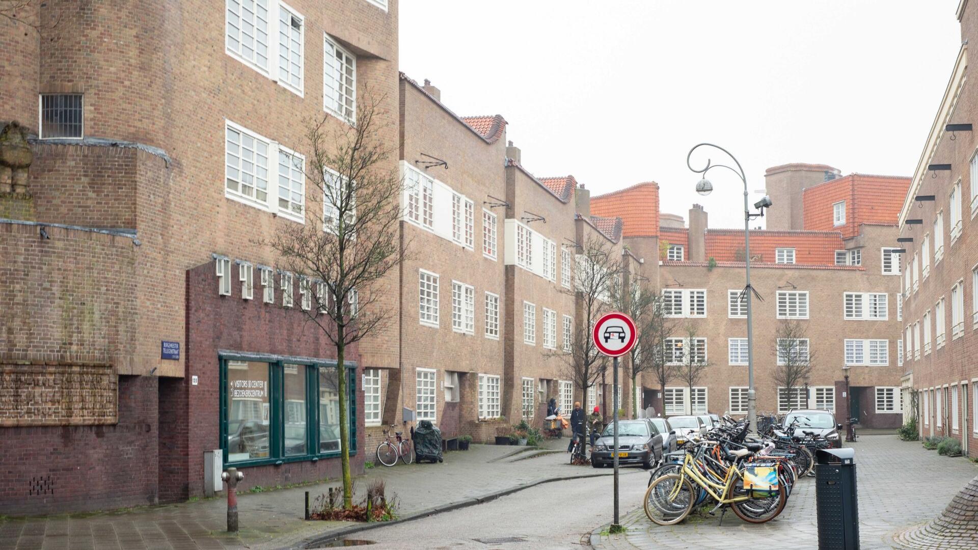 Straat met huizen in Amsterdamse school stijl